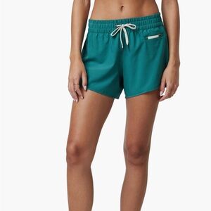 Vuori NWT Clementine performance shorts 2.0 ivy green size medium
